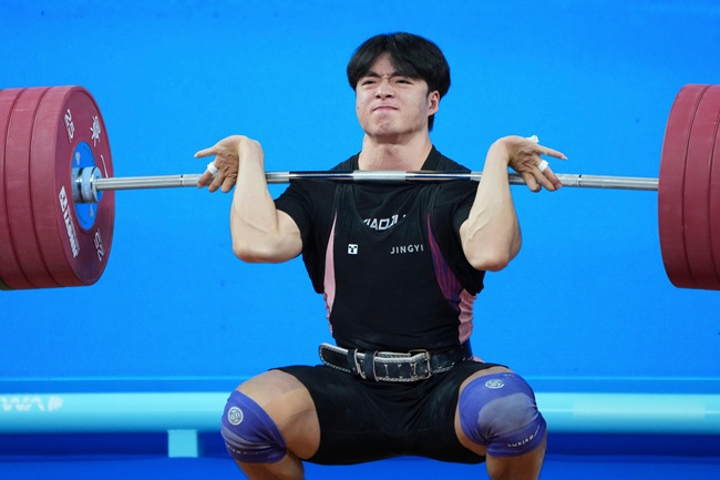 11月18日,贵州队雷江清在挺举比赛中。(十五运会官方图片)