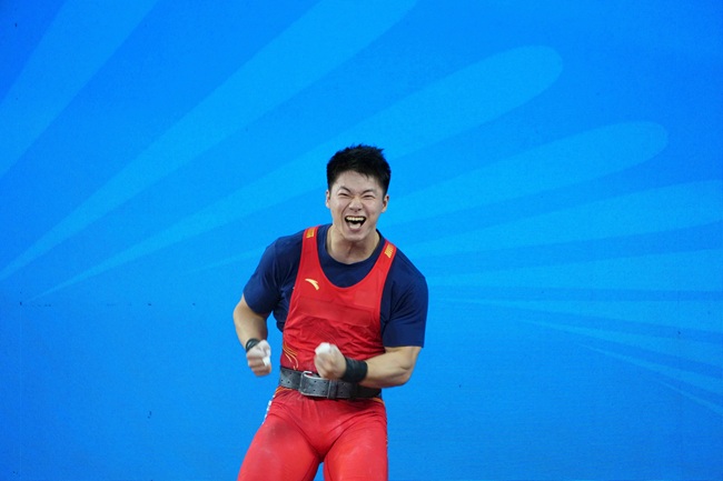 11月18日,湖北队涂艺在挺举比赛中试举成功后庆祝。(十五运会官方图片)