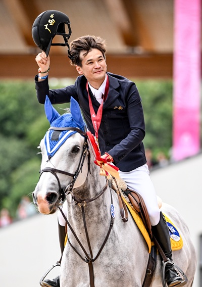 11月19日,夺得冠军的广西队木拉得力赛后骑乘向观众致意。(十五运会官方图片)