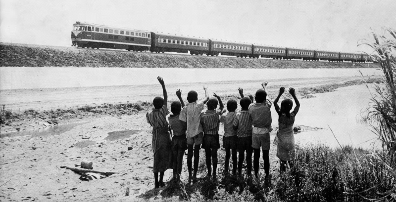 1976年，非洲儿童欢庆坦赞铁路通车。主办方供图