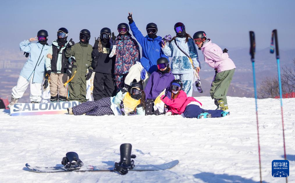 11月22日，滑雪爱好者在吉林市中旅松花湖度假区合影留念。新华社记者 颜麟蕴 摄