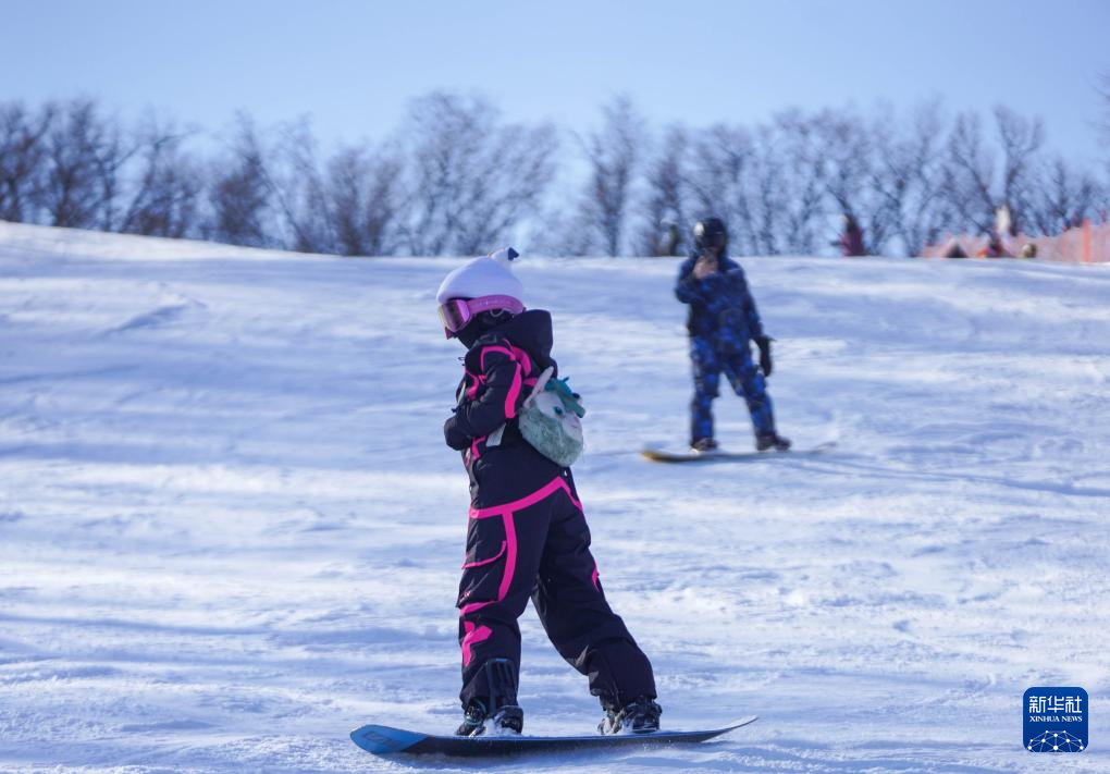 11月22日，滑雪爱好者在吉林市中旅松花湖度假区滑雪。新华社记者 颜麟蕴 摄