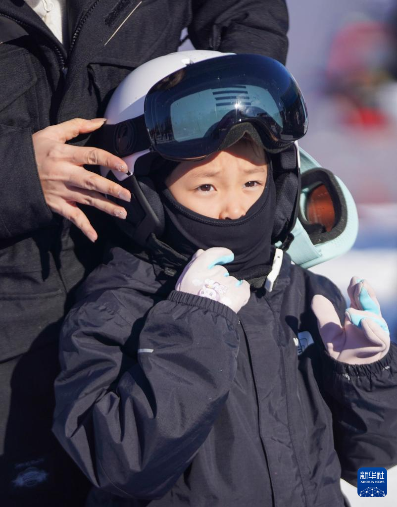11月22日，小朋友在吉林市中旅松花湖度假区滑雪前佩戴雪镜。新华社记者 颜麟蕴 摄
