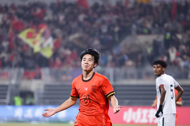 11月30日，帅惟浩（前）在比赛中庆祝进球。新华社记者 黄伟摄