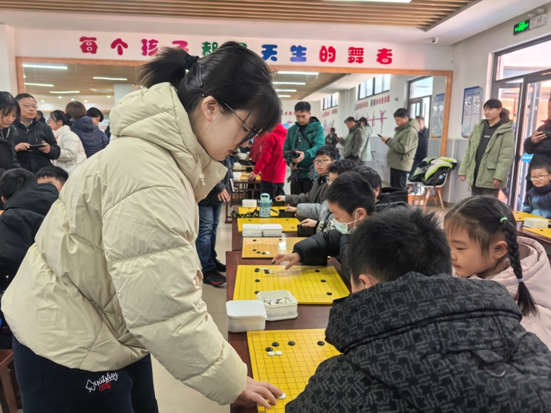 方若曦六段在下指导棋。