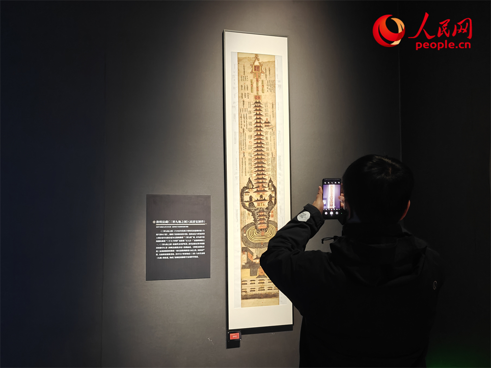 观众正在参观展览。人民网记者 韦衍行摄