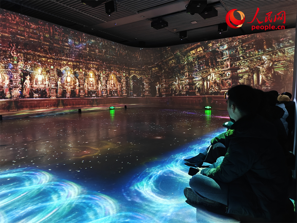 观众正在展厅内欣赏数字小西天悬塑。人民网记者 韦衍行摄