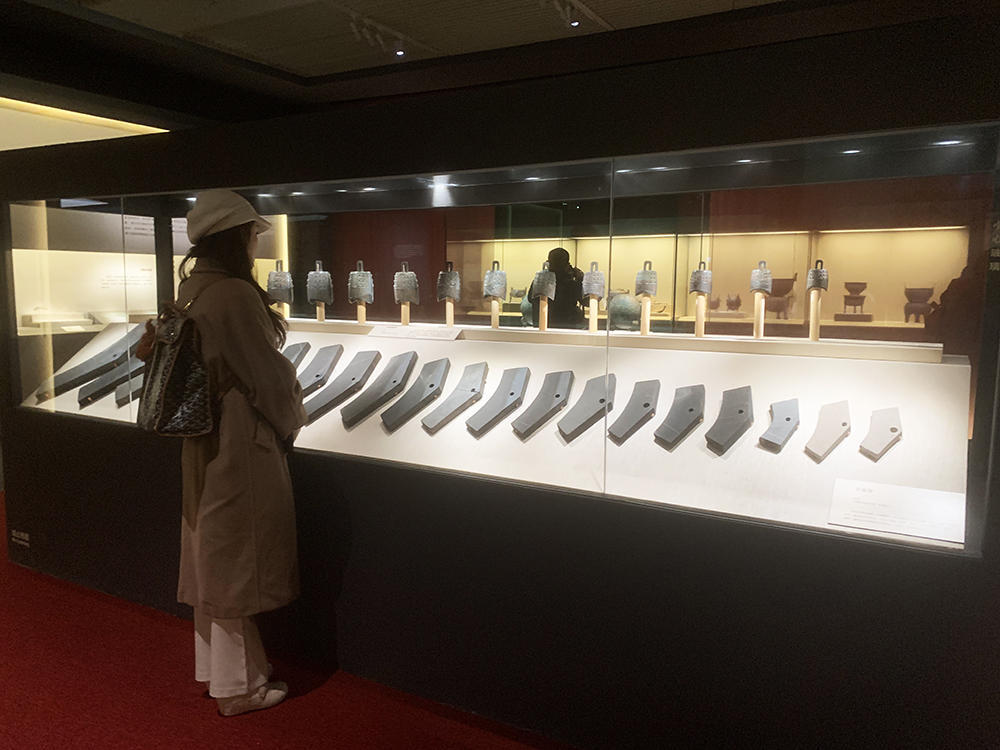 观众正在参观展览。人民网记者 韦衍行摄