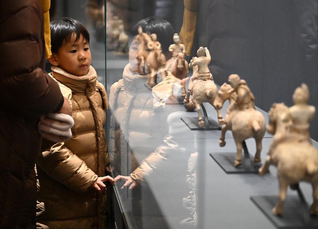 1月1日，一位小朋友在郑州大象陶瓷博物馆观展。新华社记者 李嘉南 摄