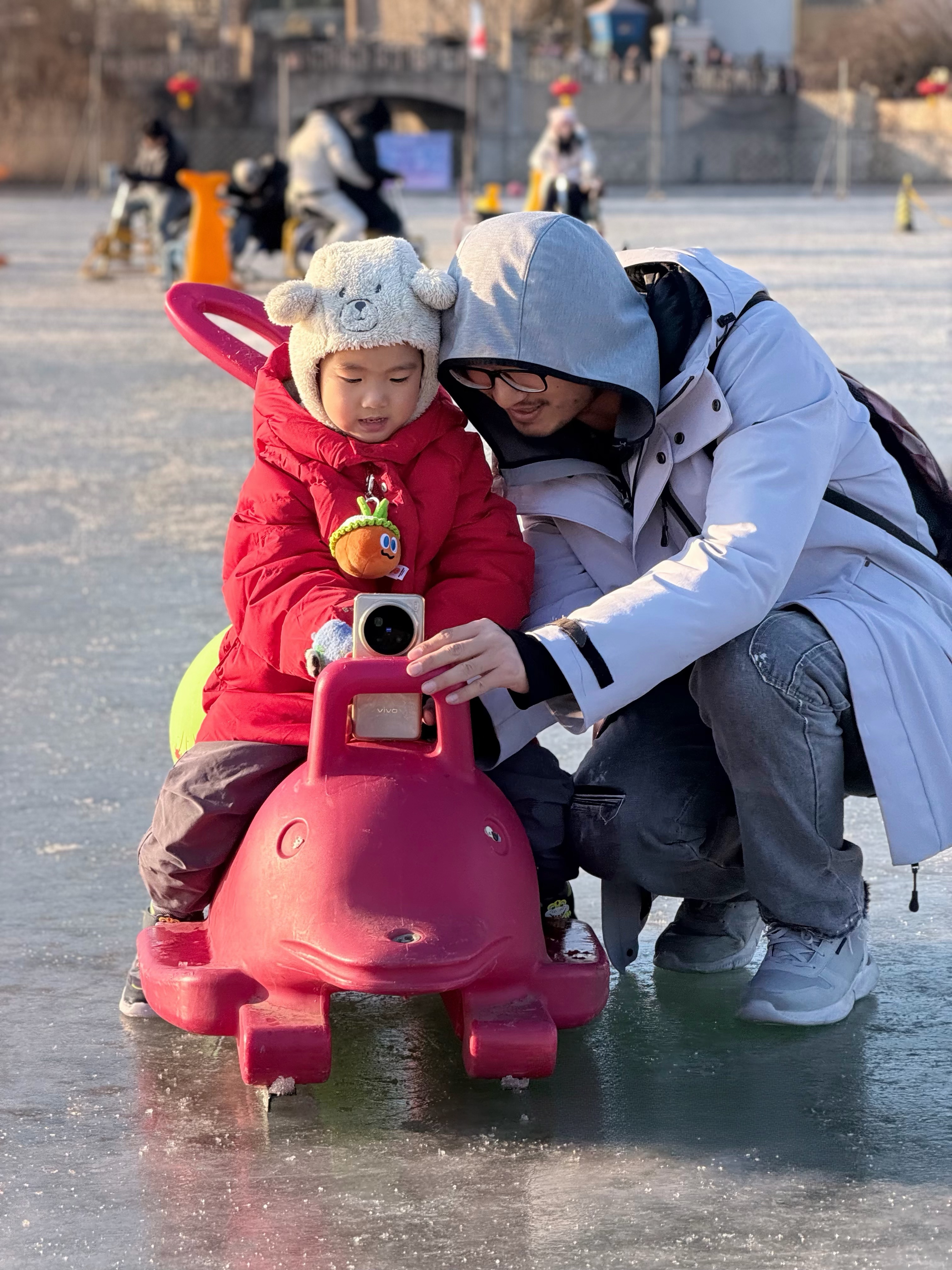 游客在北京朝阳公园体验冰上项目。人民网记者 李楠桦摄
