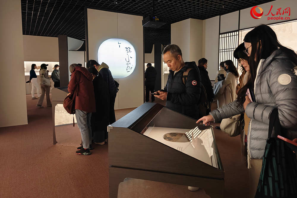 观众正在参观展览。人民网记者 韦衍行摄