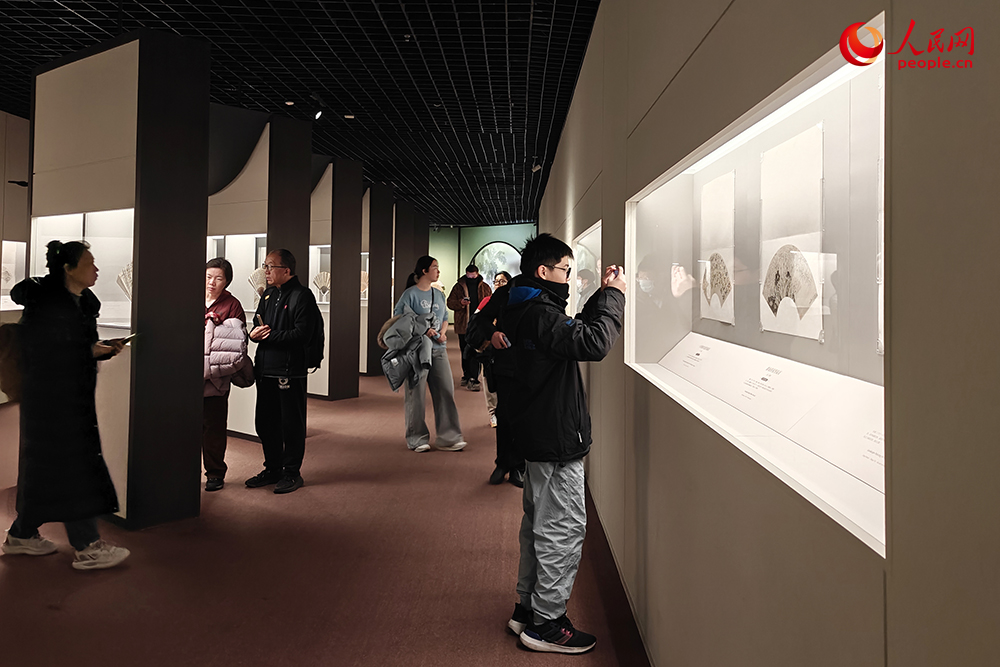 观众正在参观展览。人民网记者 韦衍行摄