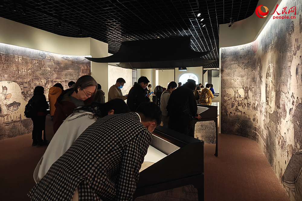 观众正在参观展览。人民网记者 韦衍行摄