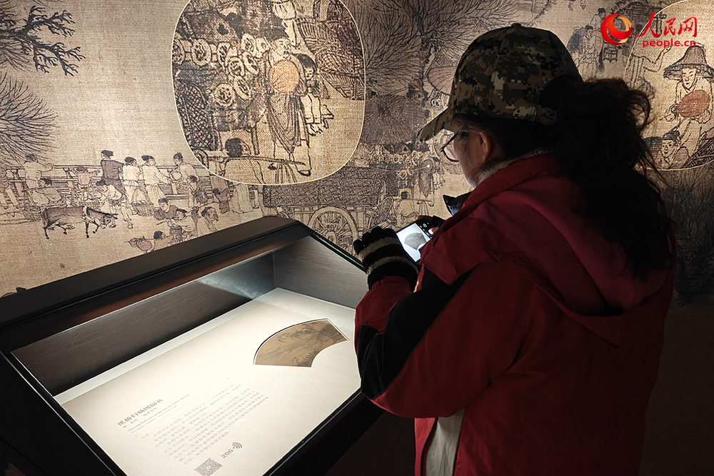 观众正在参观展览。人民网记者 韦衍行摄