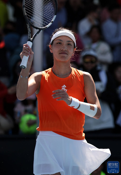 王欣瑜赛后庆祝胜利。新华社记者 马平 摄