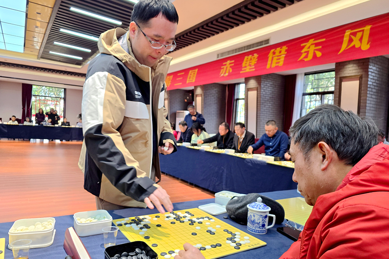 柁嘉熹九段在下指导棋。