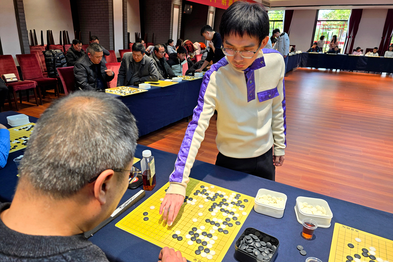 蓝天四段在下指导棋。