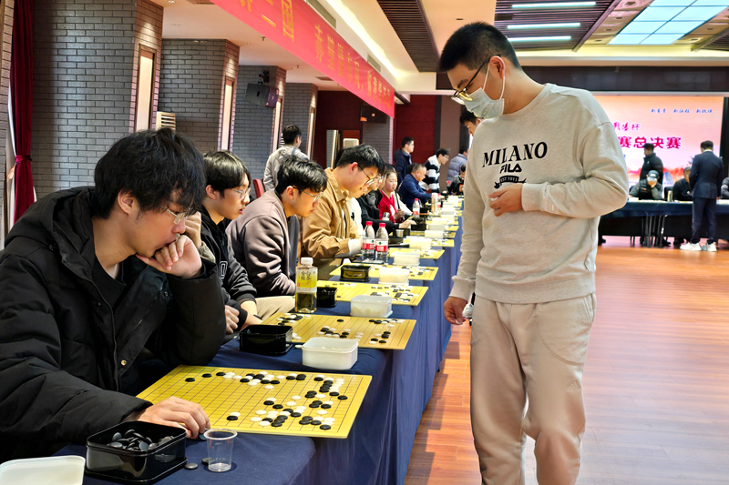 芈昱廷九段在下指导棋。