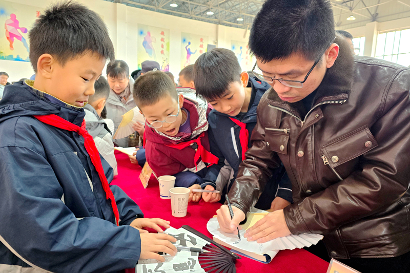 范廷钰九段为学生签名。