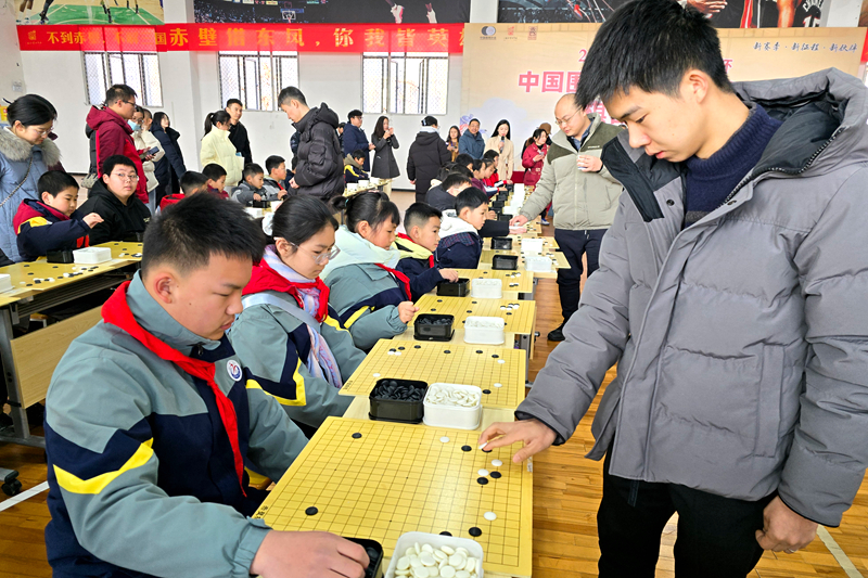 辜梓豪九段与学生下指导棋。