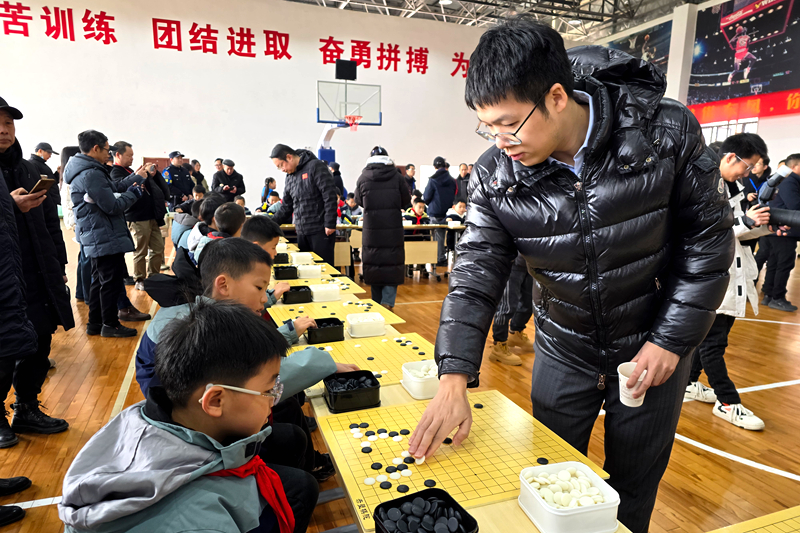 檀啸九段在下指导棋。