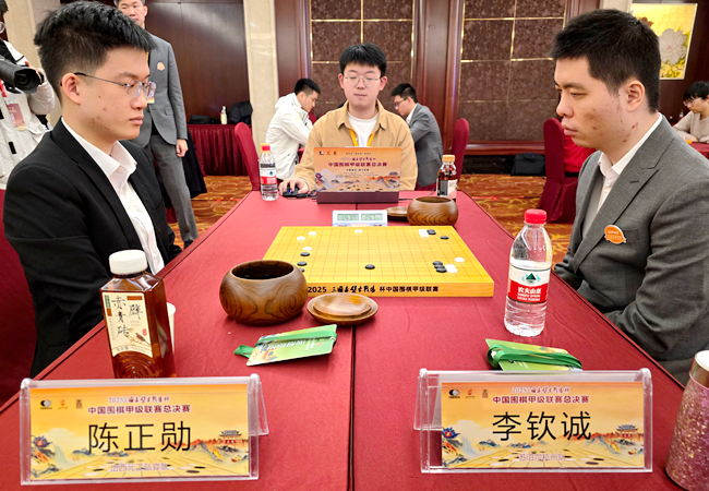 李钦诚(右)对阵陈正勋。人民网记者 胡雪蓉摄