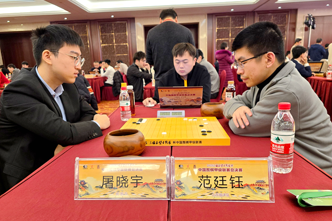 屠晓宇(左)对阵范廷钰。人民网记者 胡雪蓉摄