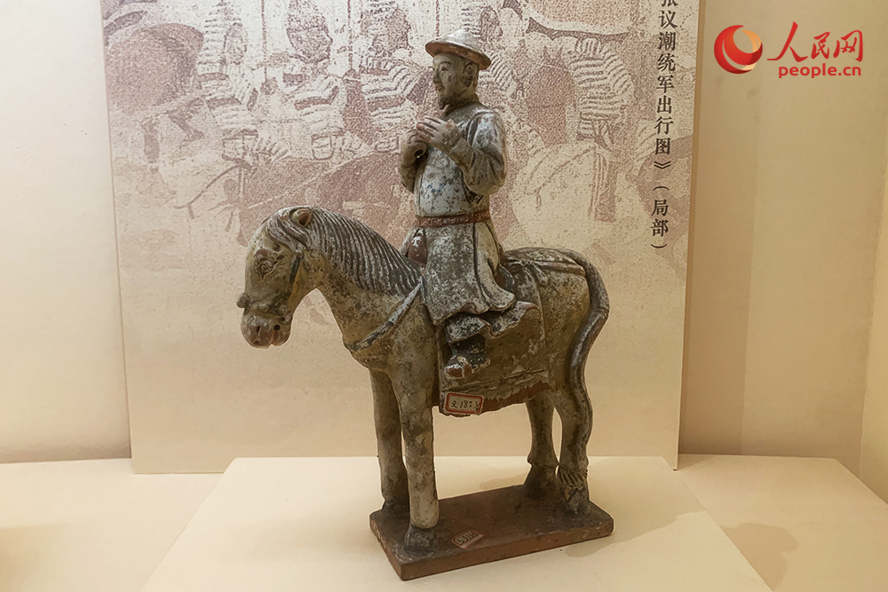 彩绘骑马佣。人民网记者 韦衍行摄