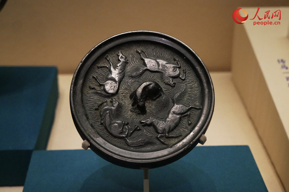 五马纹铜镜。人民网记者 韦衍行摄