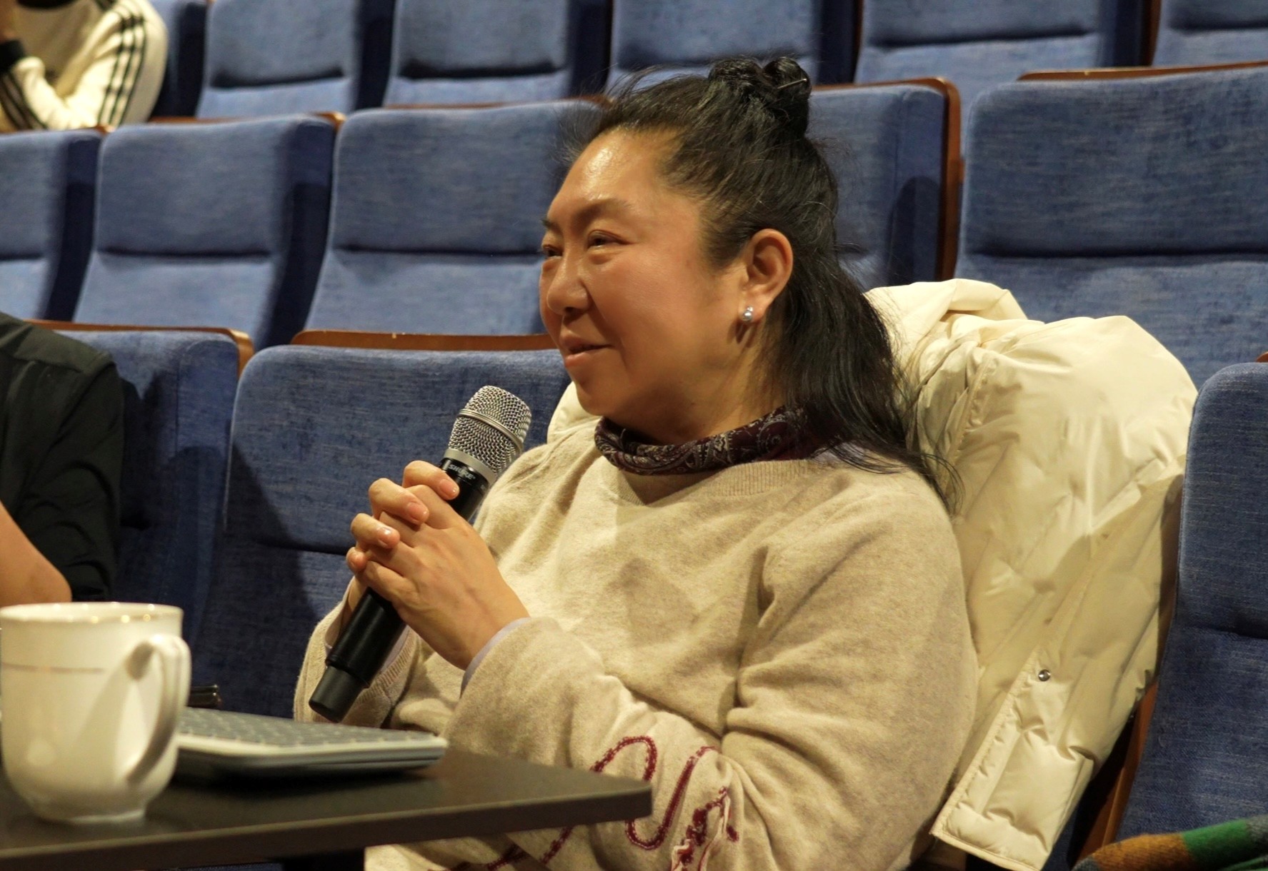 田沁鑫在与编剧交流。中国国家话剧院供图