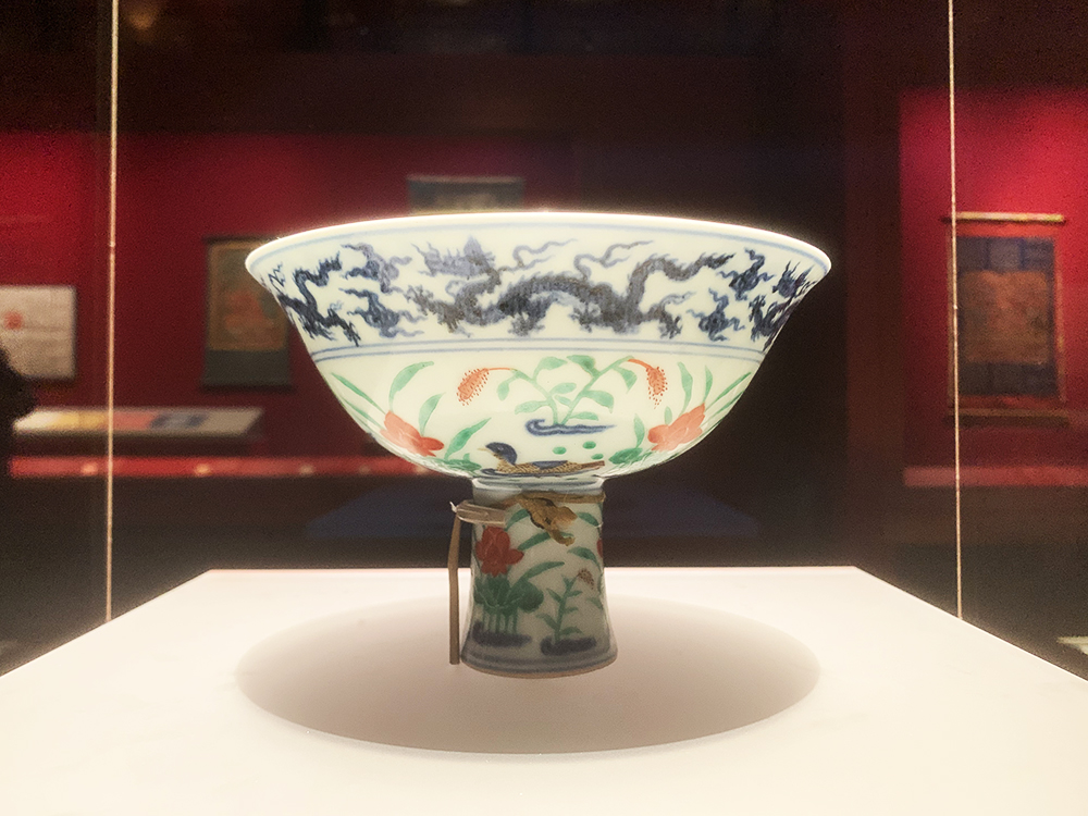 青花五彩满池娇图靶碗。人民网记者 韦衍行摄