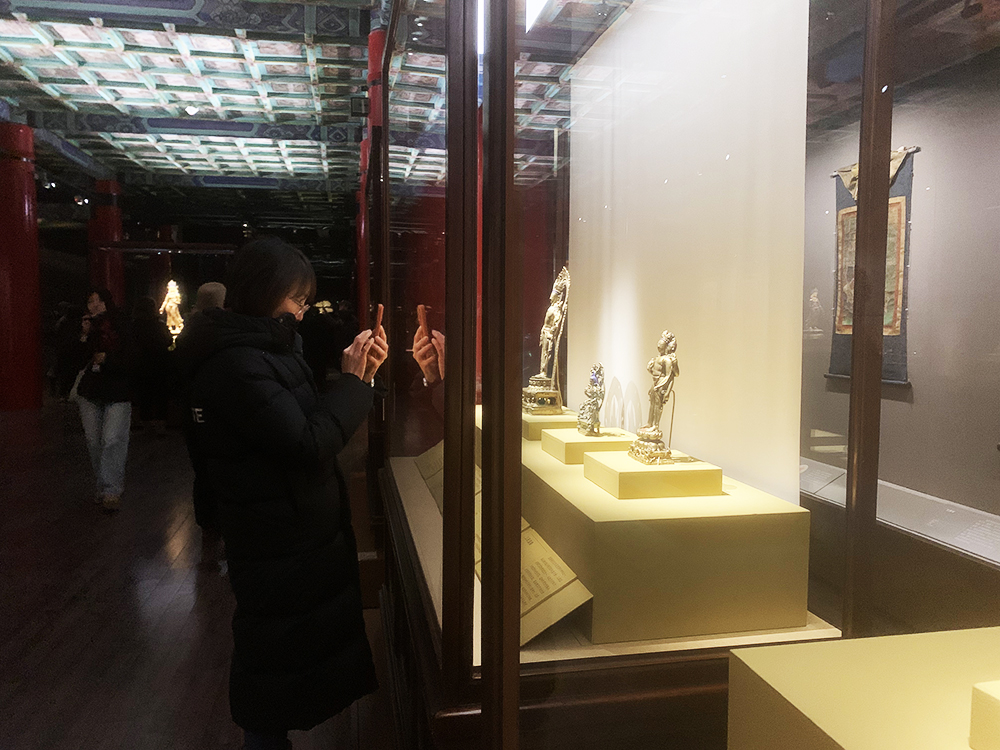 观众正在参观展览。人民网记者 韦衍行摄