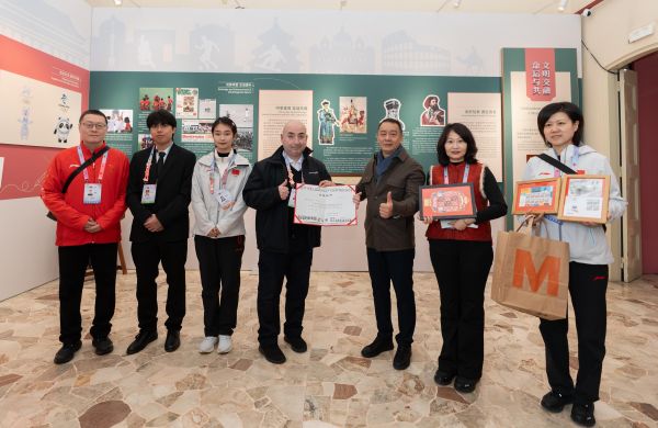 马泰奥（左四）向中国体育博物馆捐赠纪念币、邮票等藏品。 活动主办方供图