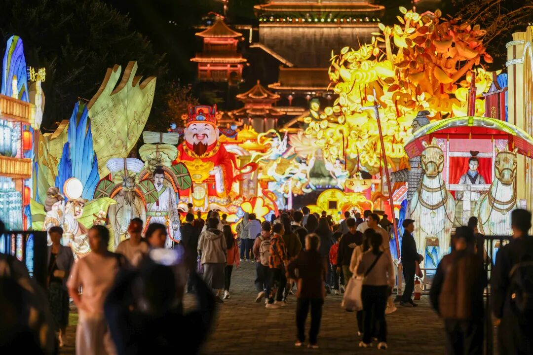 2026年粤港澳大湾区灯会现场“人从众”，燃动湾区“开门红”。受访者供图