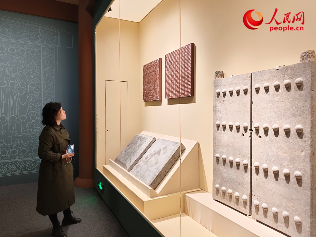 观众正在参观展览。人民网记者 韦衍行摄