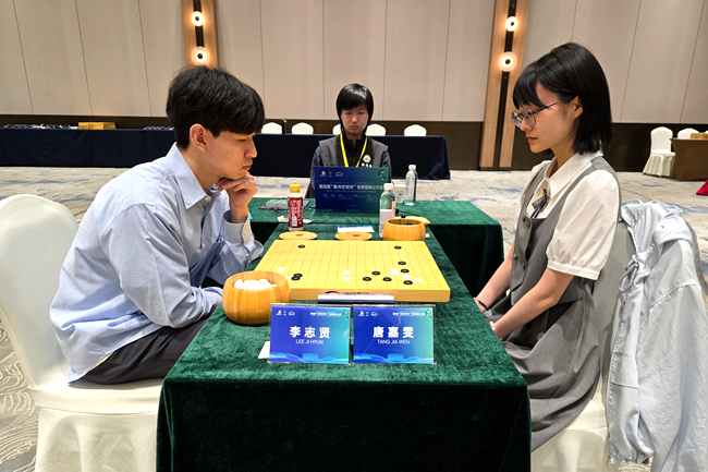 中国棋手唐嘉雯七段(右)负于韩国棋手李志贤九段。人民网记者 胡雪蓉摄  &nbsp;