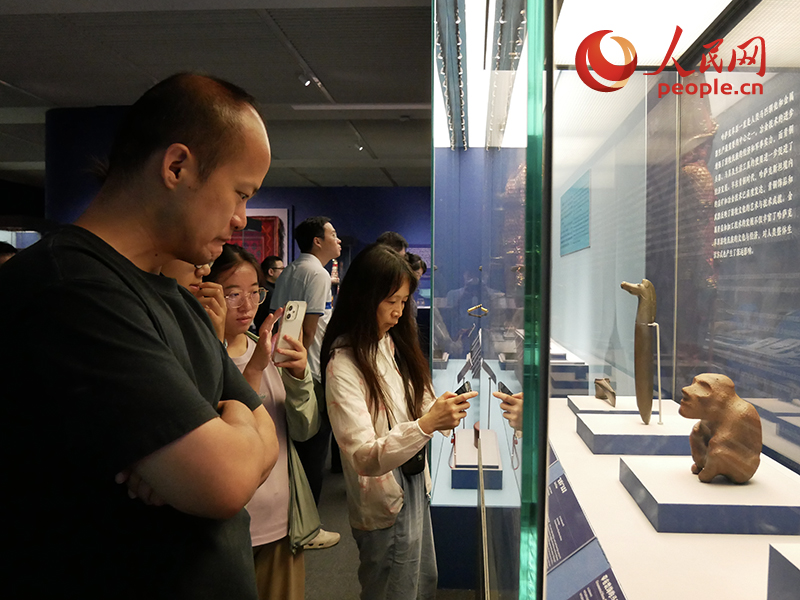 2025年6月，观众在中国国家博物馆参观展览。人民网记者 韦衍行摄