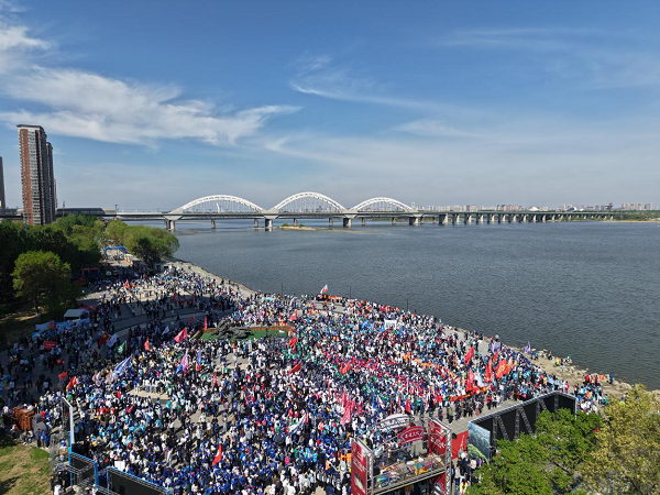 2026“5·19我要走”全国徒步联动日哈尔滨主会场开幕式现场。中国登协供图