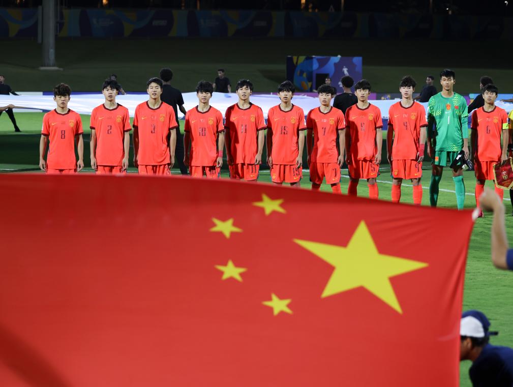 5月22日，中国队首发球员在赛前奏国歌仪式上。新华社记者 王海洲 摄
