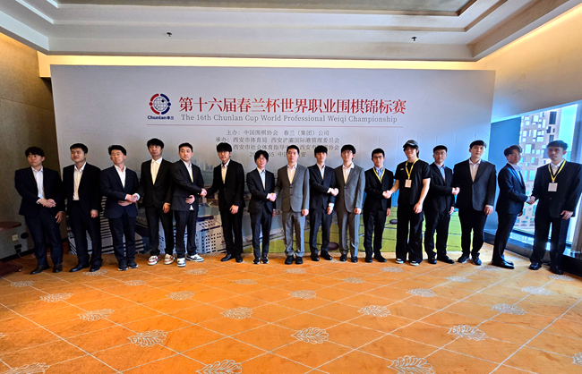 16强棋手合影30_10_和搜子居同的日子日本。人民网记者 胡雪蓉摄