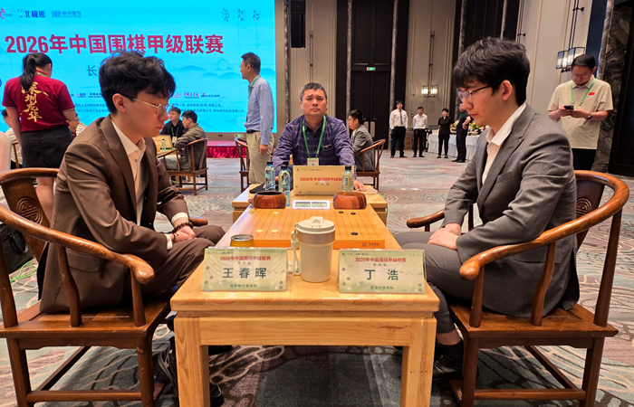 丁浩九段(右)战胜王春晖八段。人民网记者 胡雪蓉摄