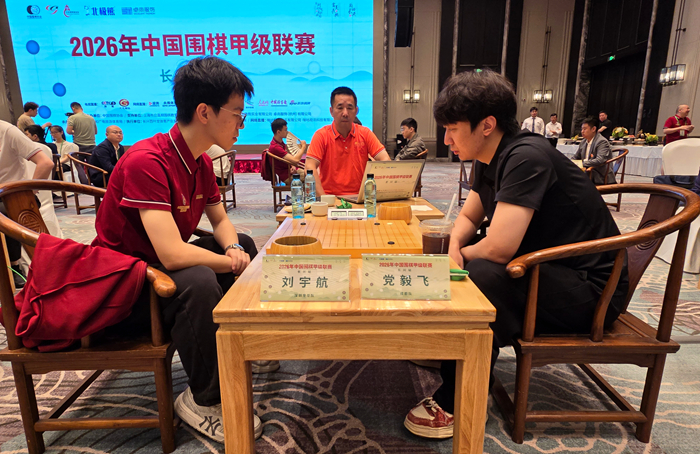 党毅飞九段(右)战胜刘宇航九段。人民网记者 胡雪蓉摄