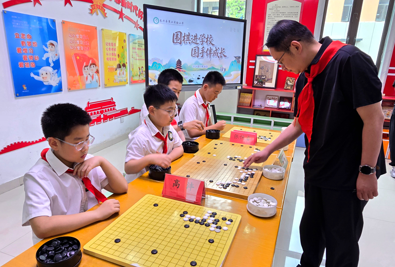 李亮五段与学生下指导棋。