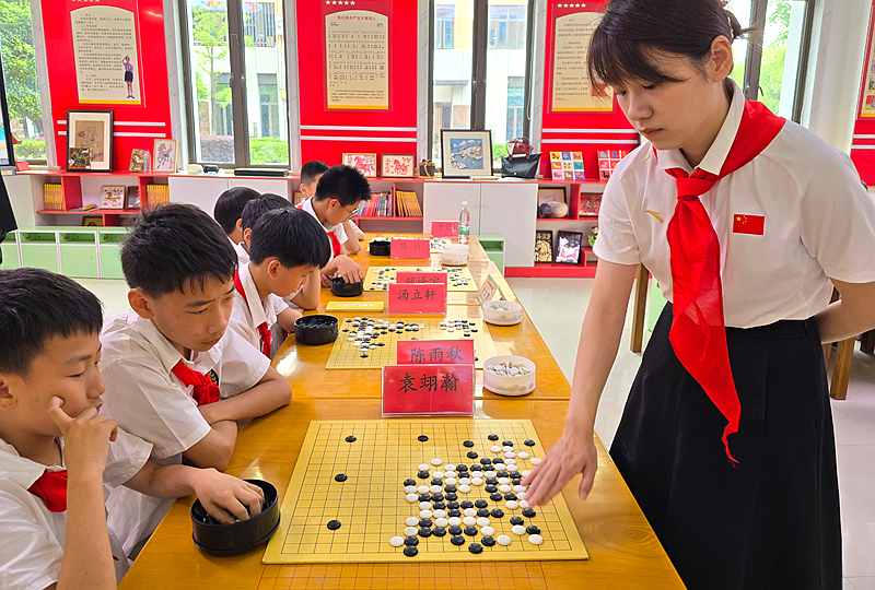 於之莹八段与学生下指导棋。