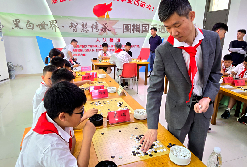 汪涛六段在下指导棋。