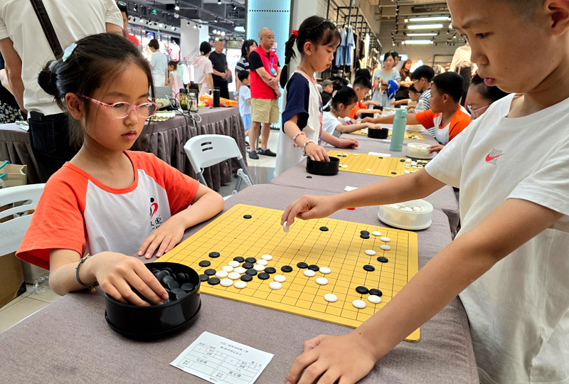 小选手们正在下棋。
