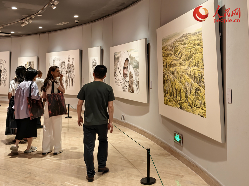 观众正在参观展览。人民网记者 韦衍行摄