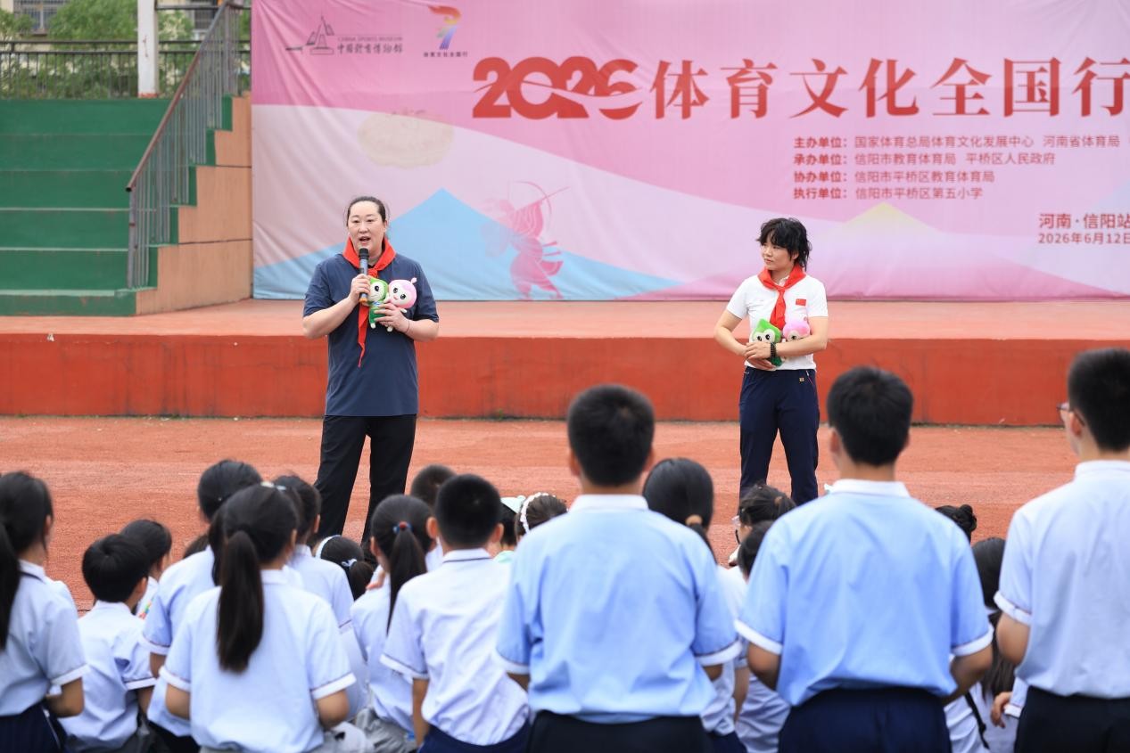 宋妮娜（左）、鲍善菊与学生们交流。图片来源：活动主办方供图