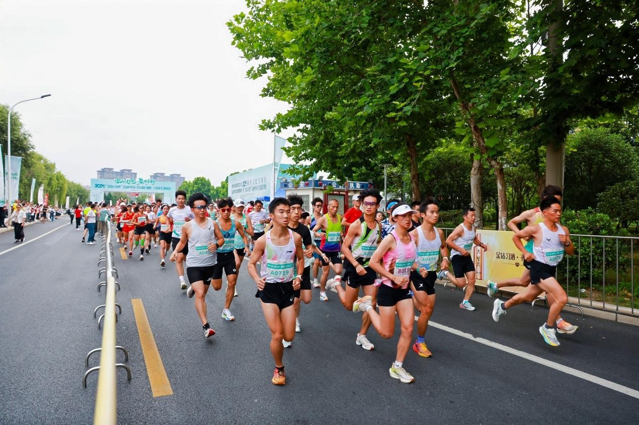 参加健身跑的选手们在比赛中。 图片来源：活动主办方供图