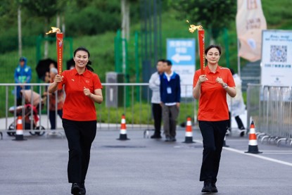 奥运冠军杨绚丽(左)、王娇传递火把。 图片着手:算作支配方供图